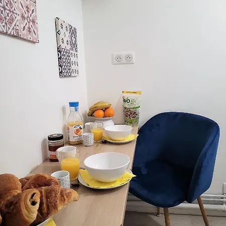 L'établissement La A 2 Pas , Vous Propose 4 Neufs Avec Services , Lits Faits à Votre Arrivée , Serviettes De Toilette , Ménage , Wifi , En Hyper Centre , Vue à 50m , Est Accessible à Pied Dieppe