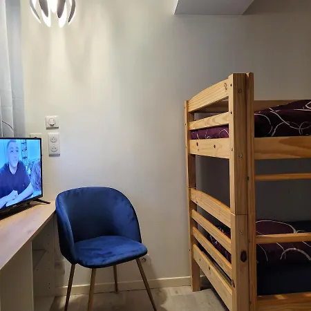 L Etablissement La A 2 Pas Vous Propose, 3 Deux Chambres, 1 Piece Avec Climatiseur , Netflix, Lits Faits A Votre Arrivee, Serviettes De Toilette, Menage, Wifi, En Hyper Centre ,plage A 100m, Box A Velos Lägenhet
