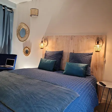 L'établissement La A 2 Pas , Vous Propose 4 Neufs Avec Services , Lits Faits à Votre Arrivée , Serviettes De Toilette , Ménage , Wifi , En Hyper Centre , Vue à 50m , Est Accessible à Pied