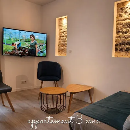 L Etablissement La A 2 Pas Vous Propose, 3 Deux Chambres, 1 Piece Avec Climatiseur , Netflix, Lits Faits A Votre Arrivee, Serviettes De Toilette, Menage, Wifi, En Hyper Centre ,plage A 100m, Box A Velos Lägenhet