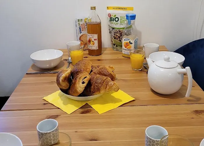 L'établissement La A 2 Pas , Vous Propose 4 Neufs Avec Services , Lits Faits à Votre Arrivée , Serviettes De Toilette , Ménage , Wifi , En Hyper Centre , Vue à 50m , Est Accessible à Pied Appartement