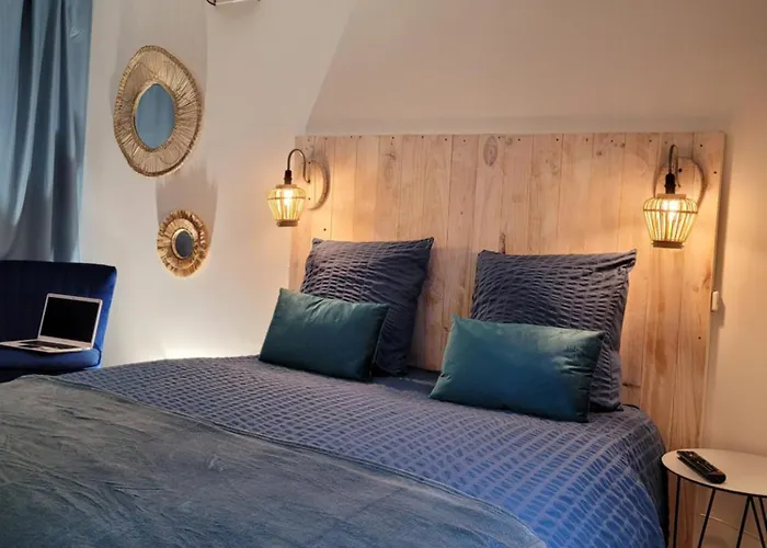 L'établissement La A 2 Pas , Vous Propose 4 Neufs Avec Services , Lits Faits à Votre Arrivée , Serviettes De Toilette , Ménage , Wifi , En Hyper Centre , Vue à 50m , Est Accessible à Pied